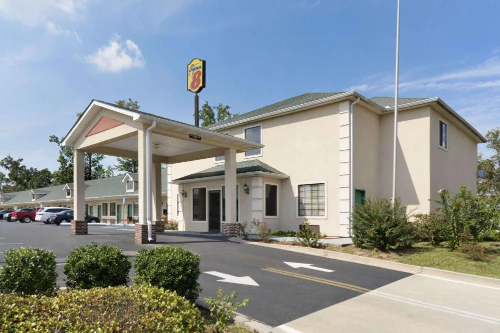 Super 8 by Wyndham Chatsworth/Dalton hotel hero
