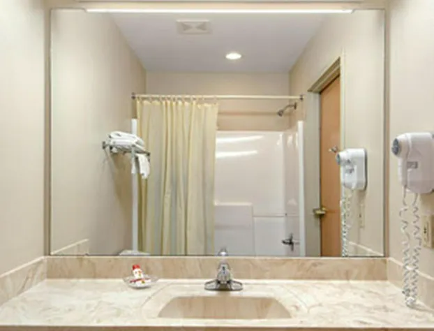 Super 8 by Wyndham Pascagoula hotel detail image 4