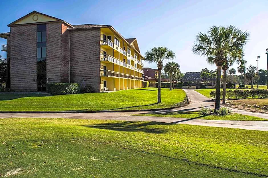 Quality Inn & Suites Golf Resort hotel hero