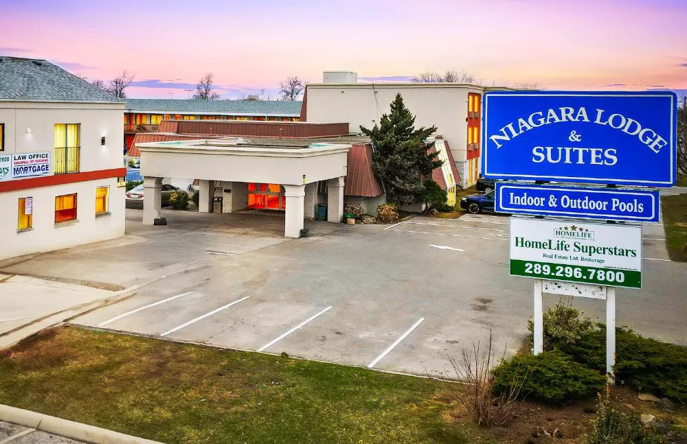 Niagara Lodge & Suites hotel hero