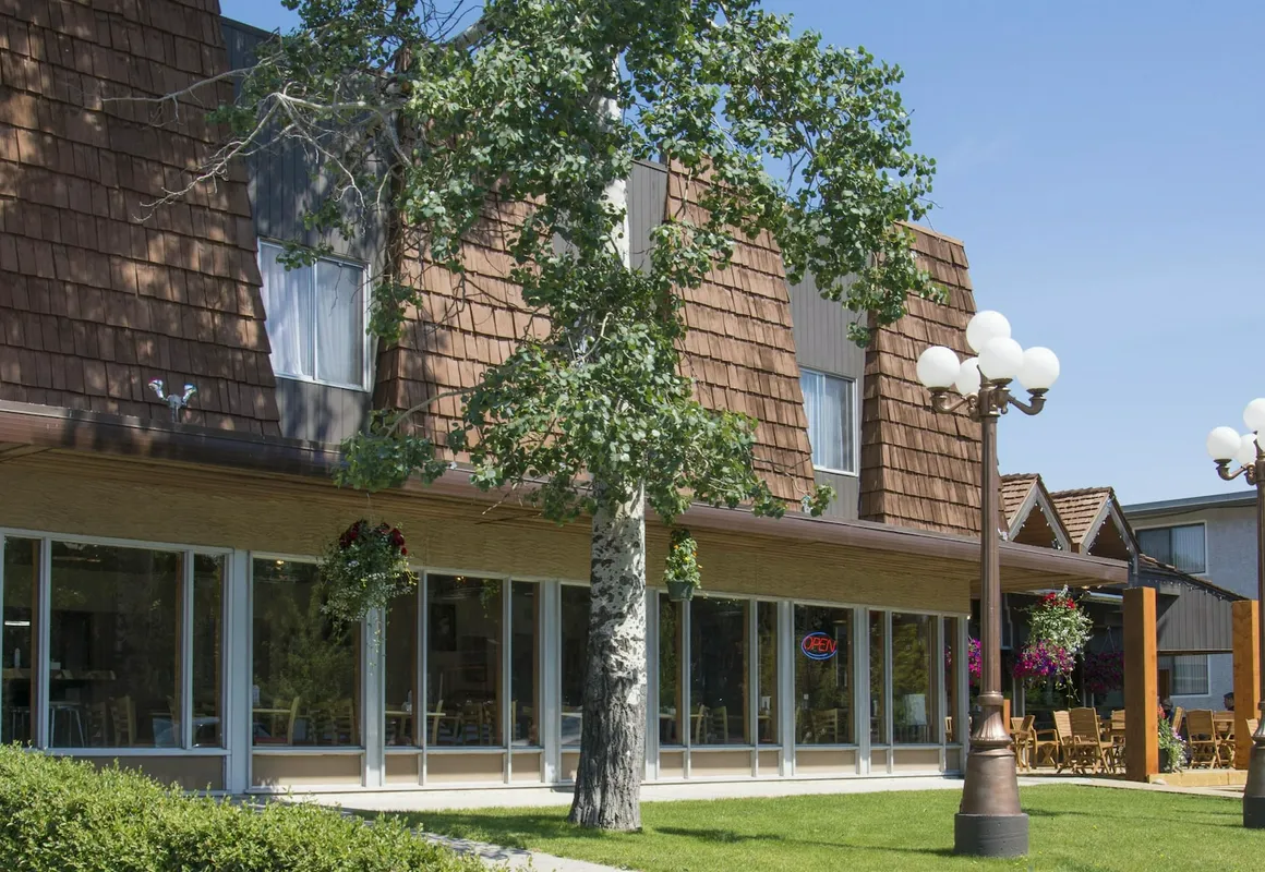 Maligne Lodge hotel hero