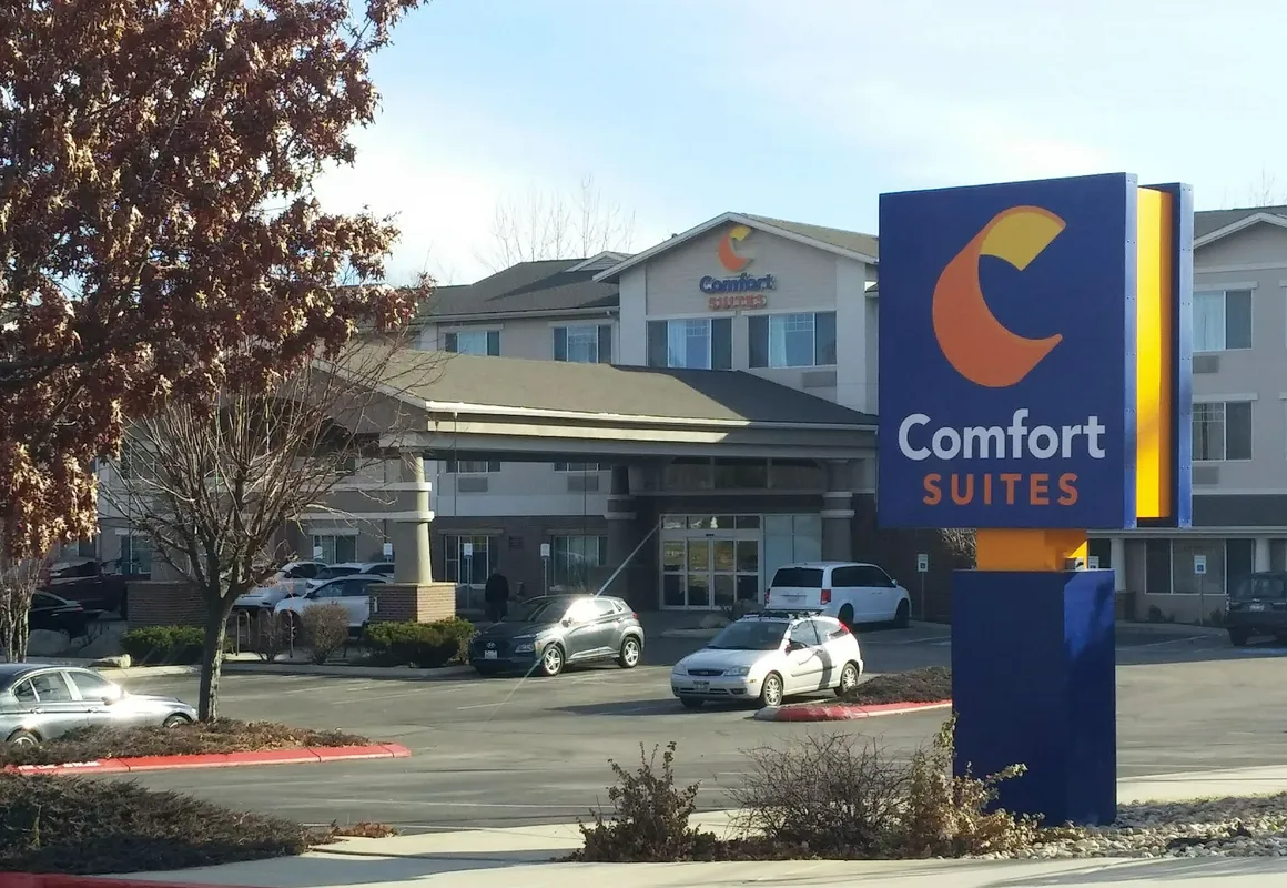 Comfort Suites Airport hotel hero