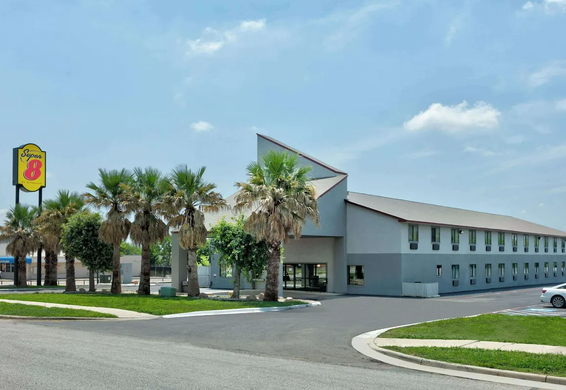 Super 8 by Wyndham New Braunfels I-35 hotel hero