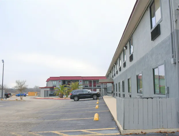 Super 8 by Wyndham New Braunfels I-35 hotel detail image 1