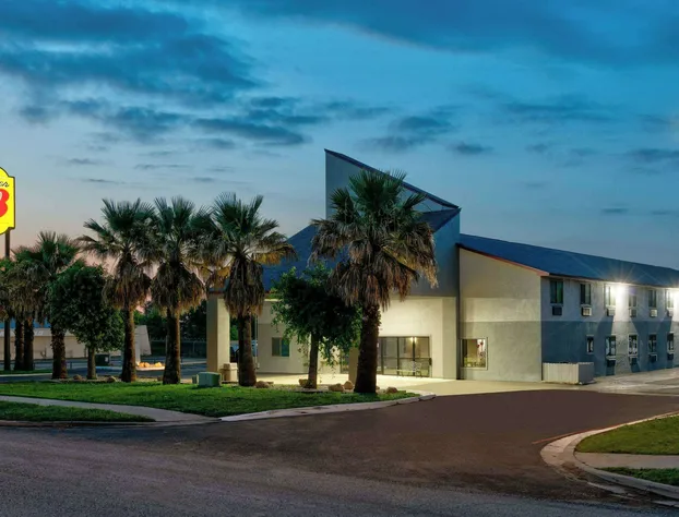 Super 8 by Wyndham New Braunfels I-35 hotel detail image 2