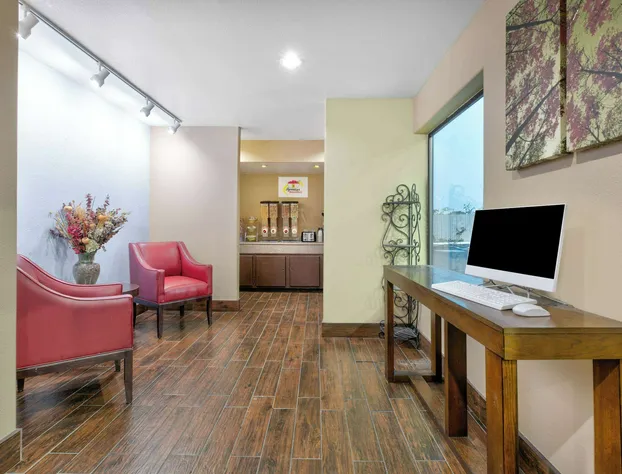 Super 8 by Wyndham New Braunfels I-35 hotel detail image 4