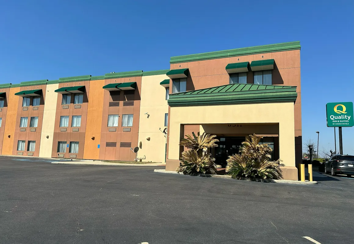 Quality Inn & Suites hotel hero