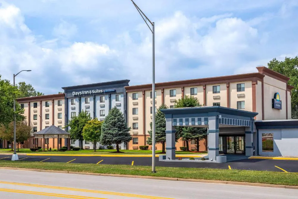 Days Inn and Suites by Wyndham Hammond, IN hotel hero