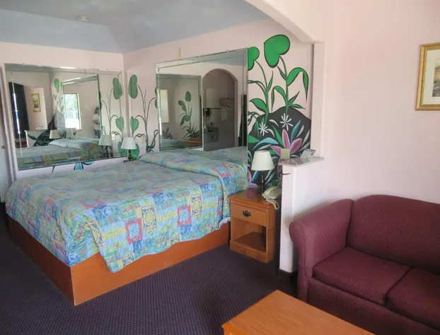 Travelers Inn and Suites Liberty hotel detail image 1