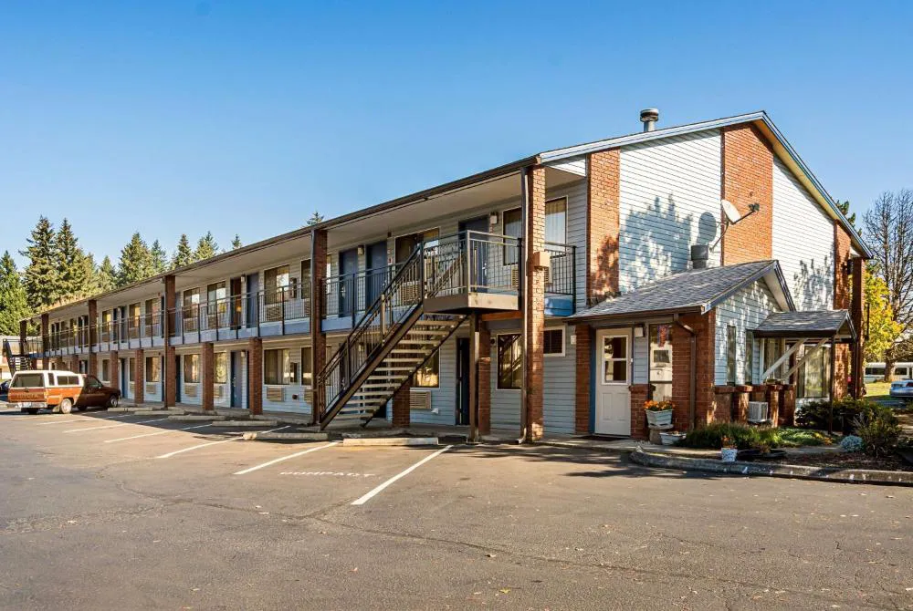 Super 8 by Wyndham Vancouver East hotel hero