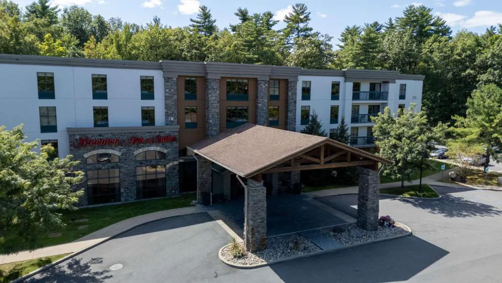 Hampton Inn & Suites Lake George hotel hero