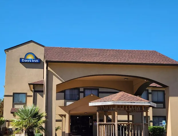 Days Inn by Wyndham Lumberton hotel detail image 1