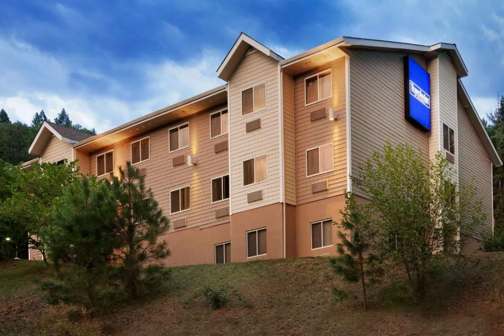 Travelodge by Wyndham Dunsmuir hotel hero