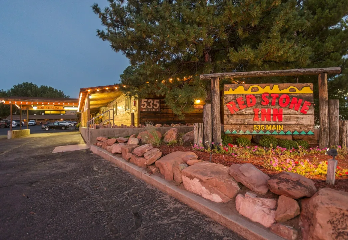 Red Stone Inn hotel hero