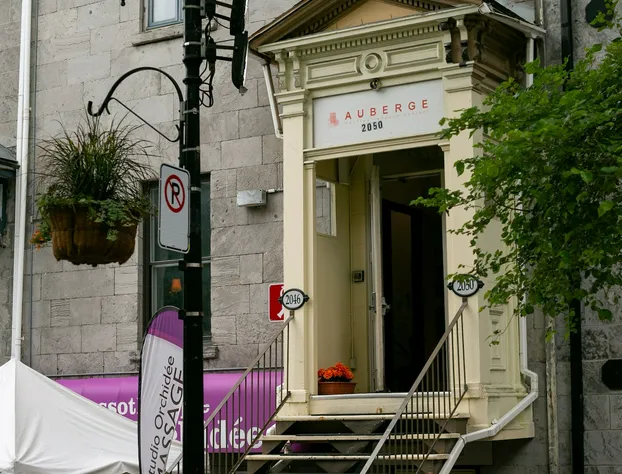 Montreal Espace Confort hotel detail image 1