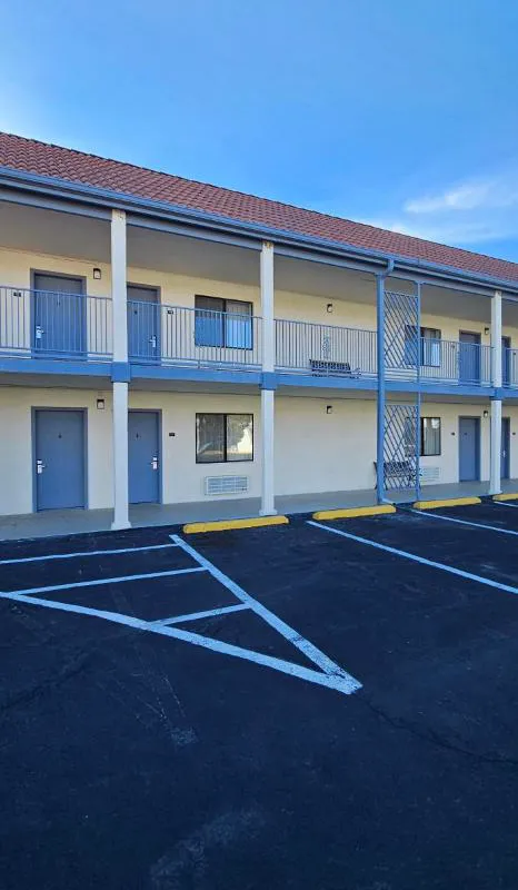 Travel Inn & Suite hotel hero