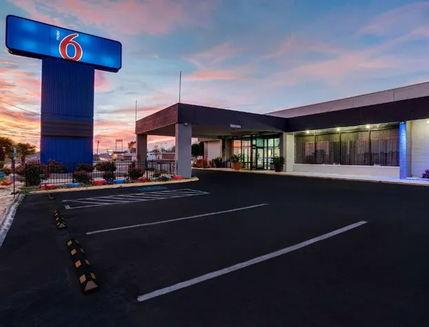 Motel 6 Burlington, NC hotel detail image 1