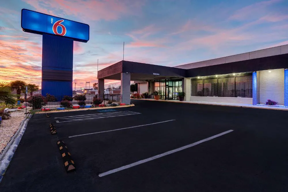 Motel 6 Burlington, NC hotel hero