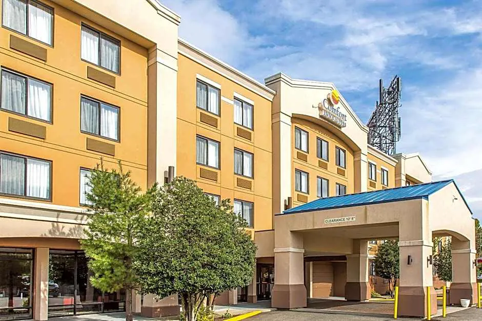 Comfort Inn & Suites hotel hero