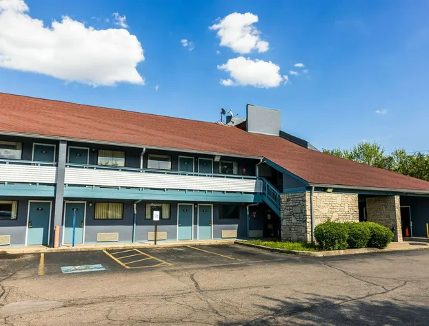 Super 8 by Wyndham Cincinnati/Springdale OH hotel detail image 1