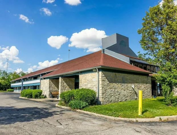 Super 8 by Wyndham Cincinnati/Springdale OH hotel detail image 2