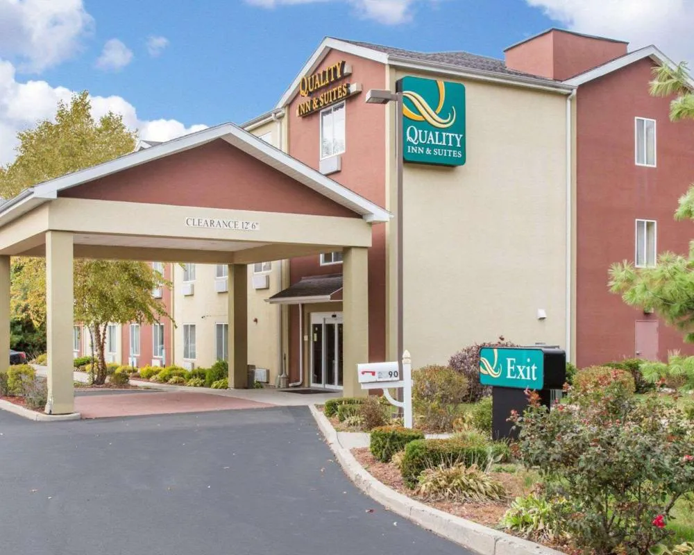 Quality Inn & Suites hotel hero