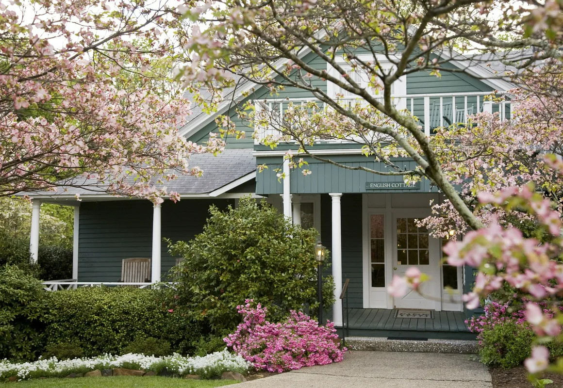 1906 Pine Crest Inn hotel hero