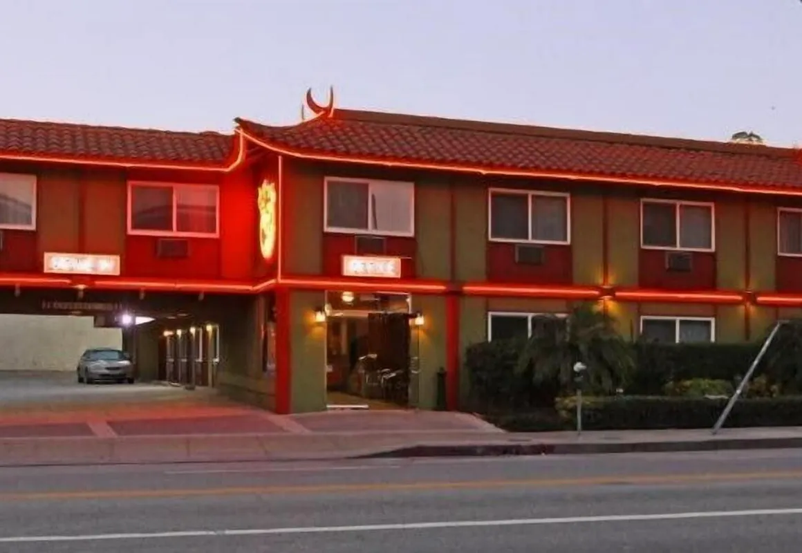 Royal Pagoda Motel hotel hero