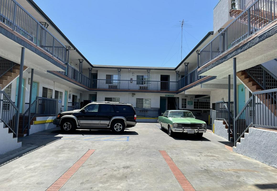 Hollywood Guest Inn hotel hero