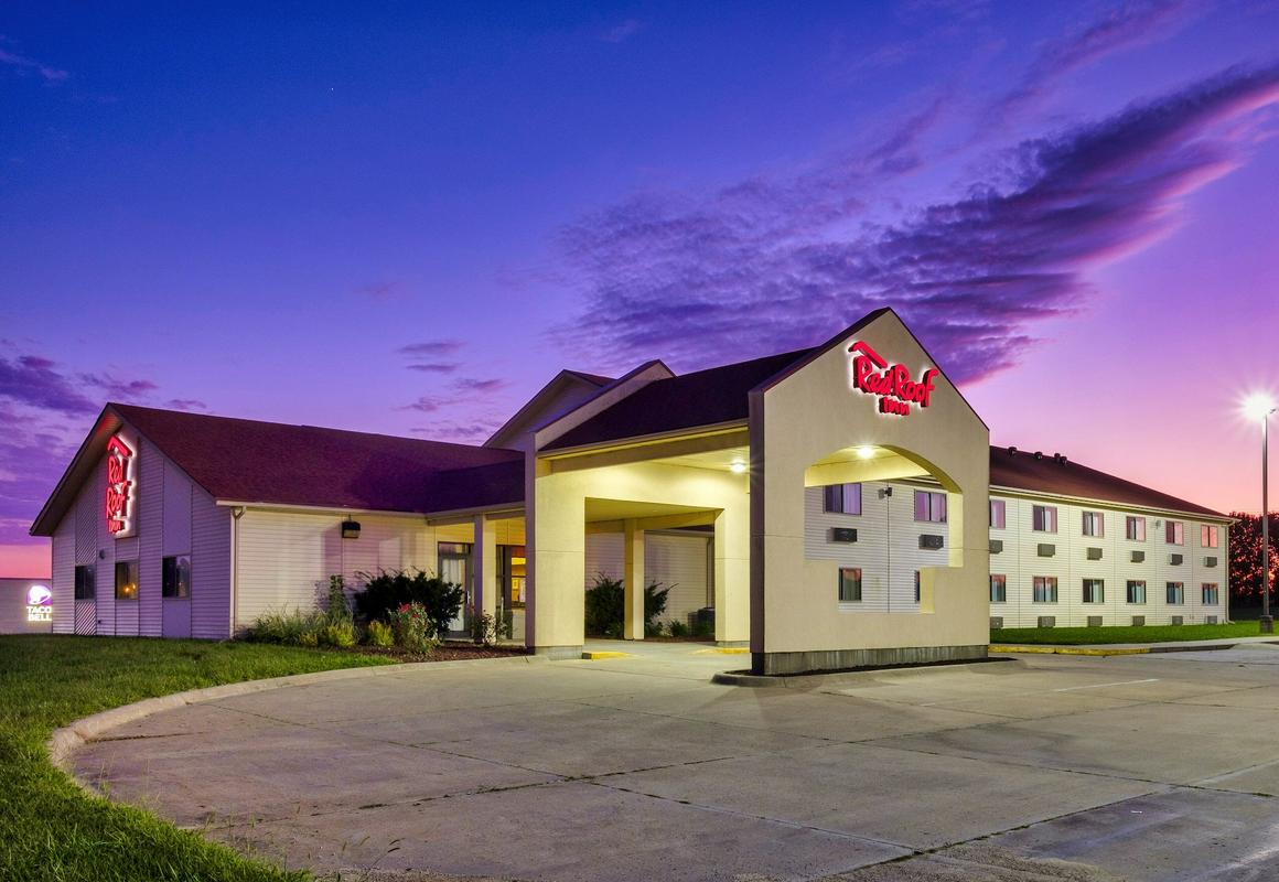 Red Roof Inn Holton hotel hero