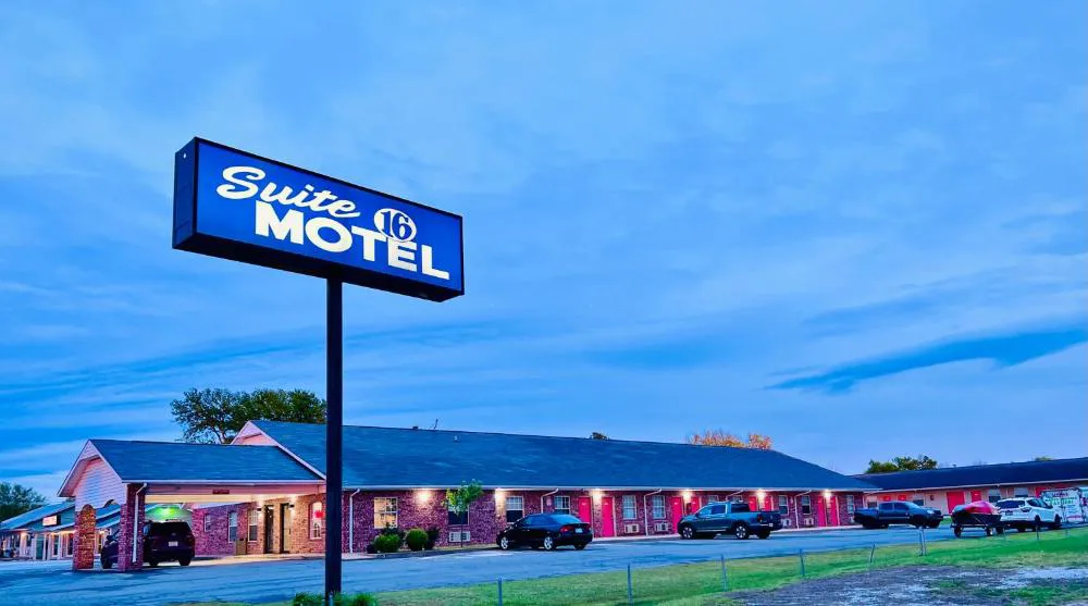 Suite 16 Motel hotel hero