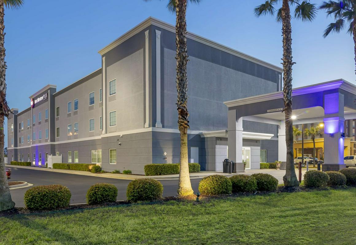 Best Western Plus Brunswick Inn & Suites hotel hero