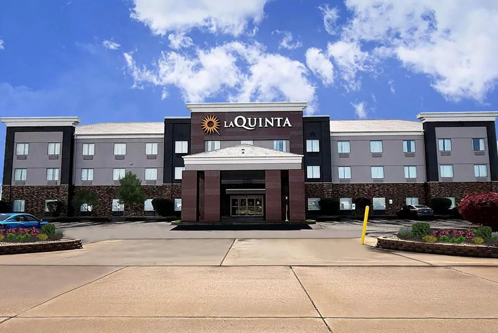 La Quinta Inn & Suites by Wyndham Pontoon Beach hotel hero