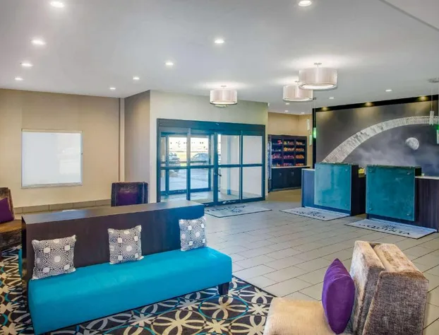 La Quinta Inn & Suites by Wyndham Pontoon Beach hotel detail image 2