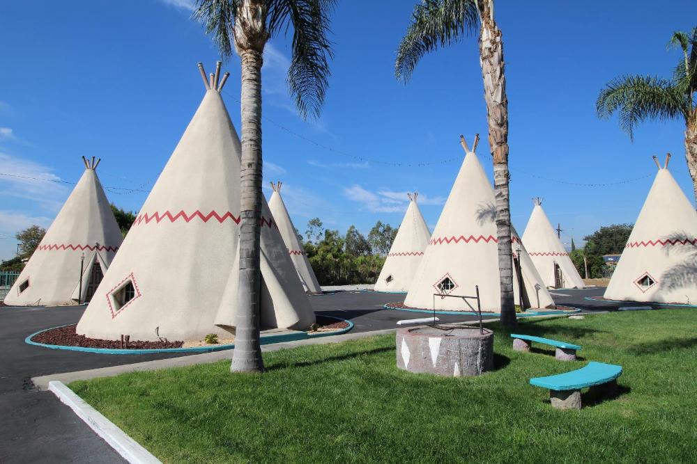 Wigwam Motel hotel hero
