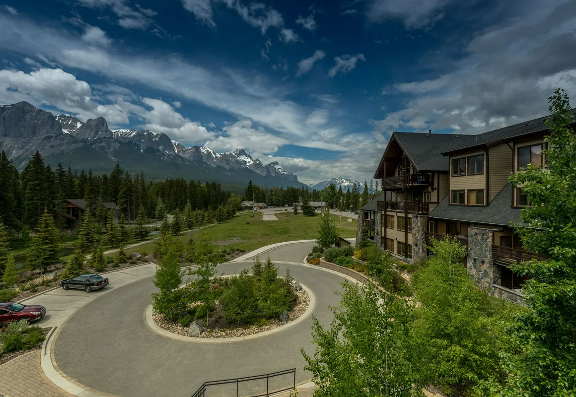 Rundle Cliffs Lodge by Spring Creek Vacations hotel hero