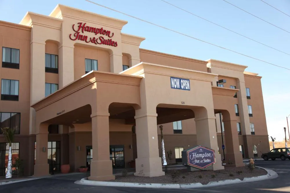Hampton Inn & Suites Carlsbad hotel hero