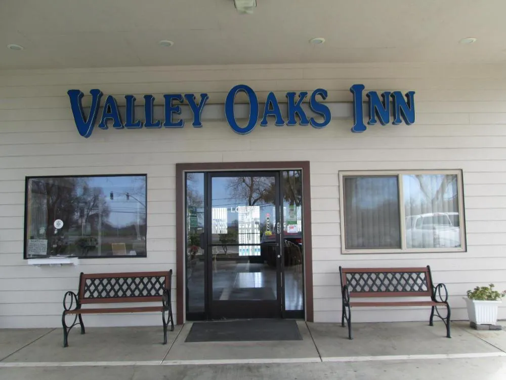 Valley Oaks Inn Woodland hotel hero