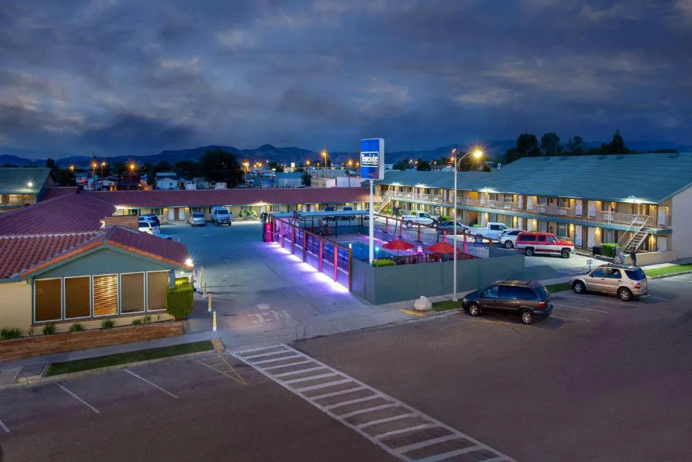 Travelodge by Wyndham Hawthorne hotel hero