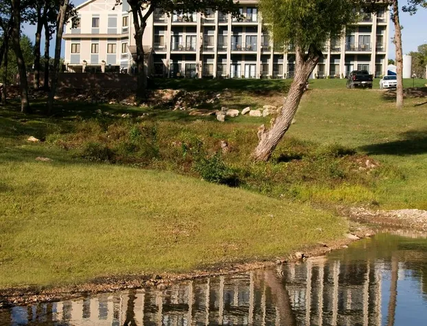 Port of Kimberling Marina & Resort hotel detail image 1