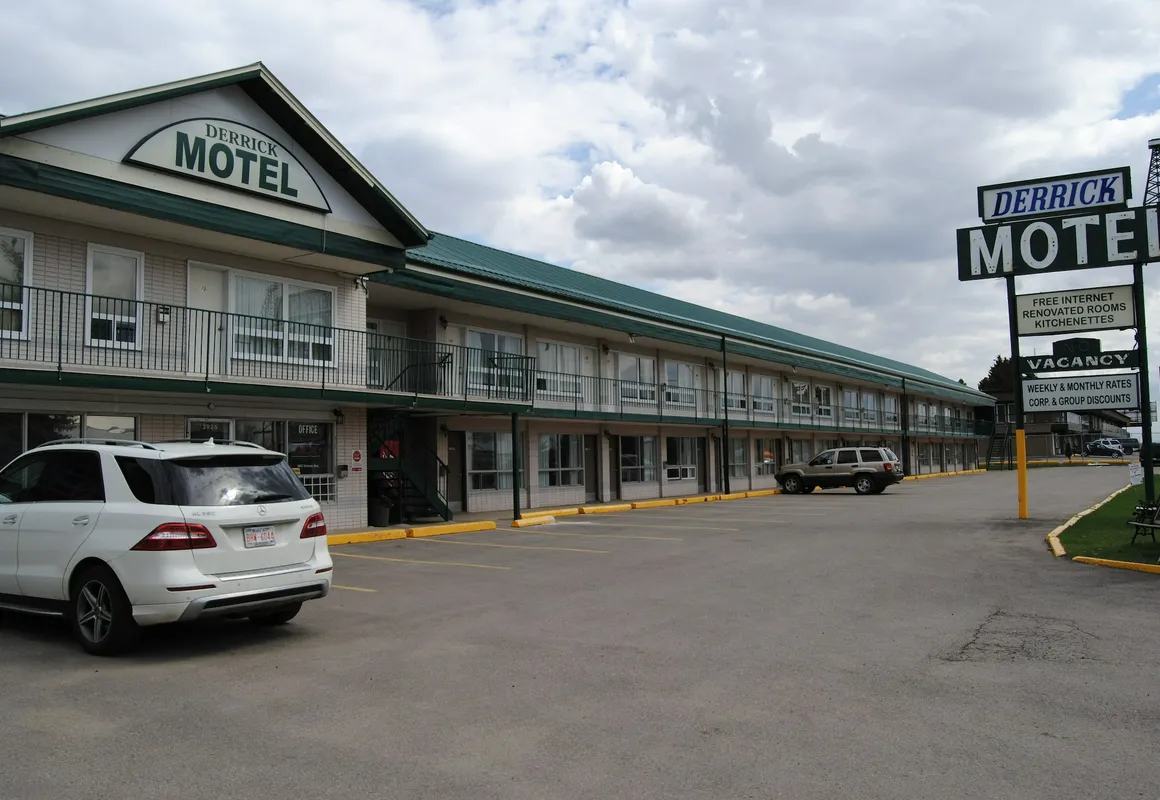 Derrick Motel hotel hero