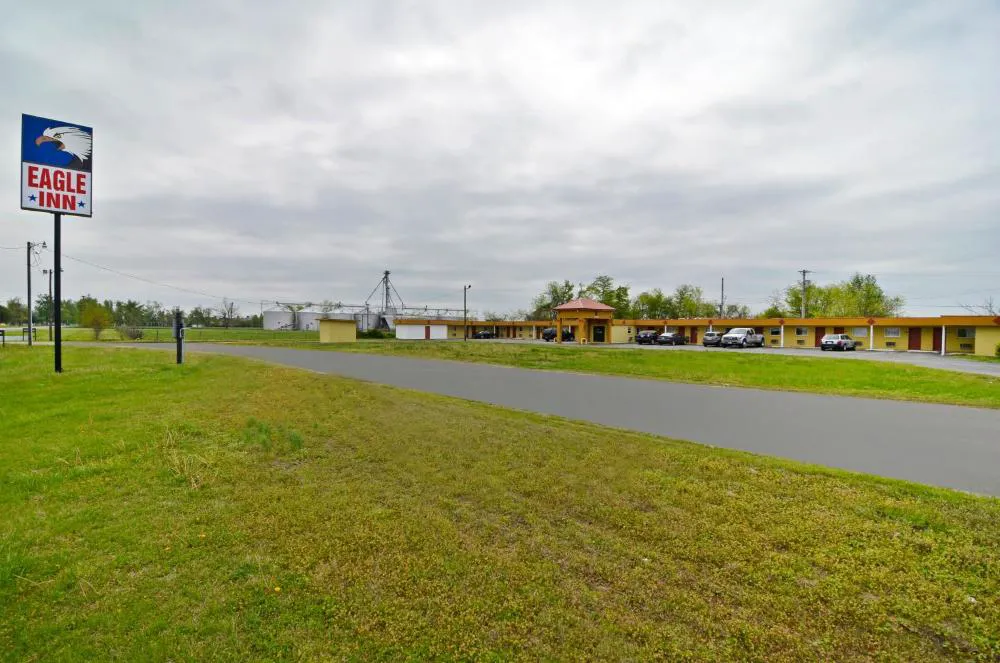 Eagle Inn Charleston hotel hero