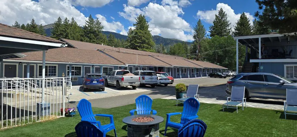 Bluebird Day Inn & Suites hotel hero