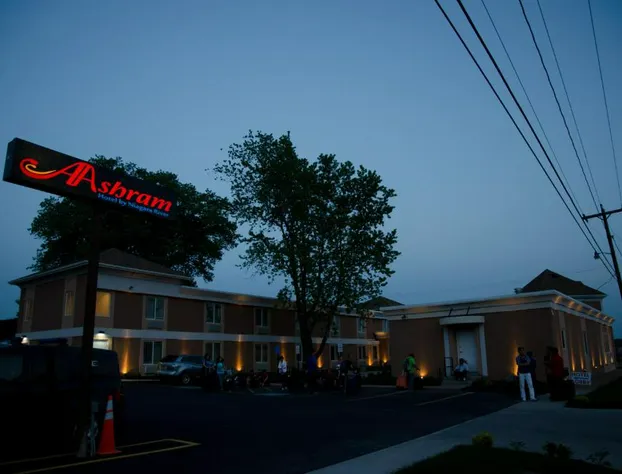 AAshram Hotel by Niagara River hotel detail image 1