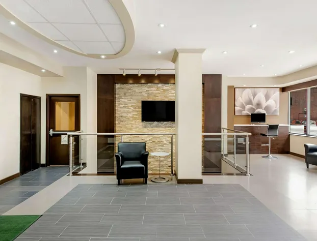 La Quinta Inn & Suites by Wyndham Oshawa hotel detail image 4