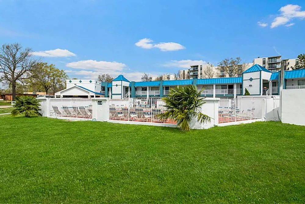 Super 8 by Wyndham Portsmouth - Norfolk hotel hero