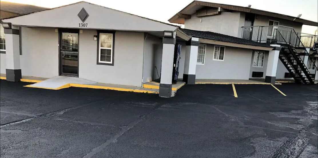 Deluxe Inn & Suites By OYO Miami OK hotel hero