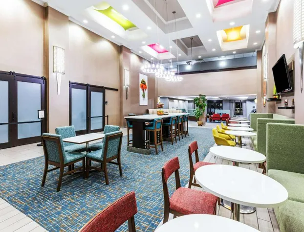 Hampton Inn & Suites Tulsa-Woodland Hills 71st-Memorial hotel detail image 4