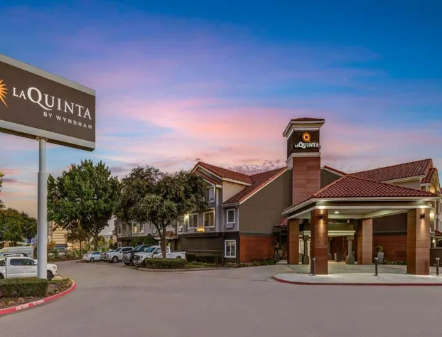 La Quinta Inn & Suites by Wyndham Dallas DFW Airport North hotel detail image 2