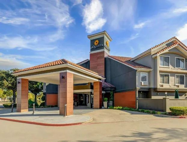 La Quinta Inn & Suites by Wyndham Dallas DFW Airport North hotel detail image 3